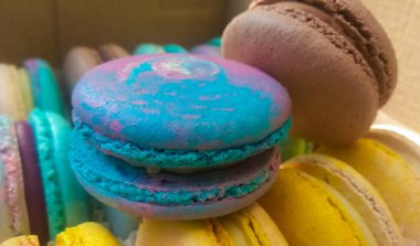 Arka plan veya parlak ve çok renkli Fransız tatlılar doku. Macaron. Kurabiye. Tatlı.