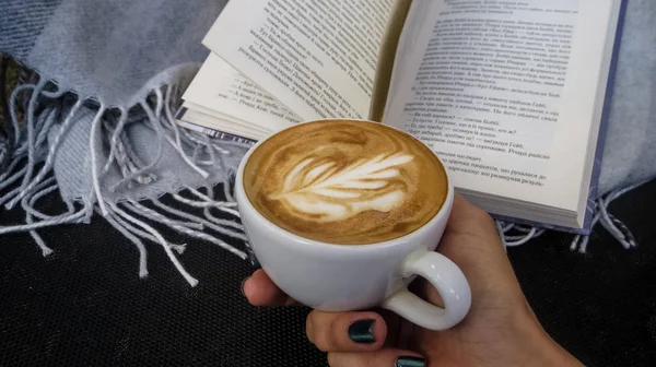 2019 Kiev Ukraina Secangkir Cappuccino Dengan Seni Latte Berdiri Samping — Stok Foto
