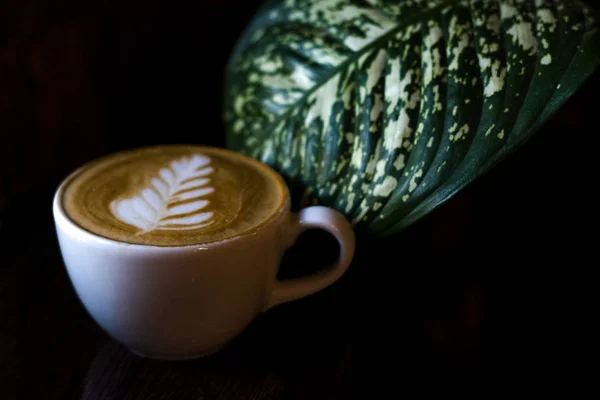 Cappuccino Dalam Cangkir Keramik Putih Dengan Seni Latte Dan Daun — Stok Foto