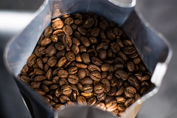 Massor Kaffebönor Påse Mörk Bakgrund Arabica Kafé — Stockfoto