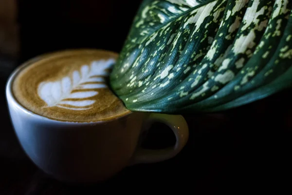 Cappuccino Białej Kubek Ceramiczny Latte Sztuki Duży Zielony Liść Filiżance — Zdjęcie stockowe