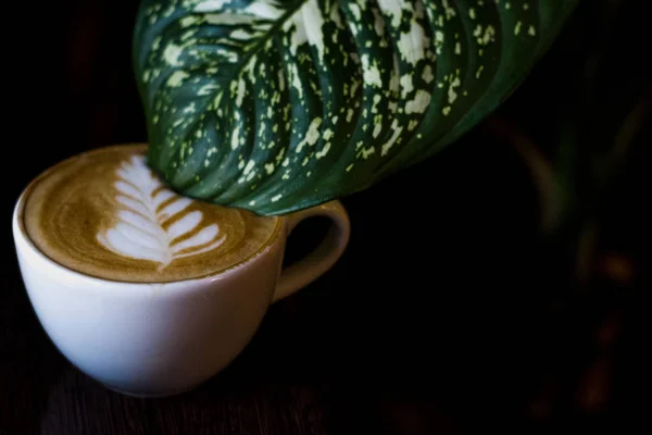 Cappuccino Białej Kubek Ceramiczny Latte Sztuki Duży Zielony Liść Filiżance — Zdjęcie stockowe