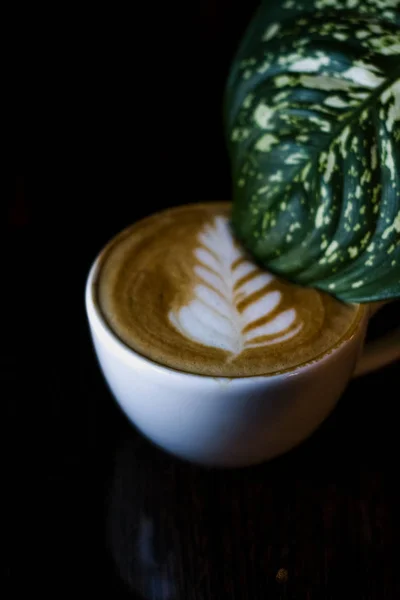Cappuccino Bílém Keramickém Kelímku Latte Uměním Velkým Zeleným Listem Šálku — Stock fotografie