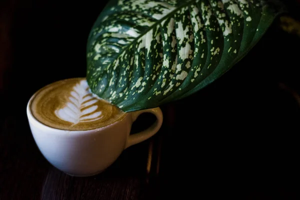 Cappuccino Białej Kubek Ceramiczny Latte Sztuki Duży Zielony Liść Filiżance — Zdjęcie stockowe