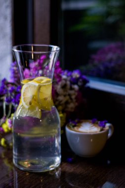 Cam sürahi nane ve meyve ile yararlı ve güzel su. Gözlük. Detoks. Doğal limonata.