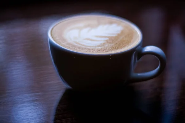 Cappuccino Weißem Rosettenmuster Latte Art Dunkler Hintergrund Kaffee Morgen — Stockfoto