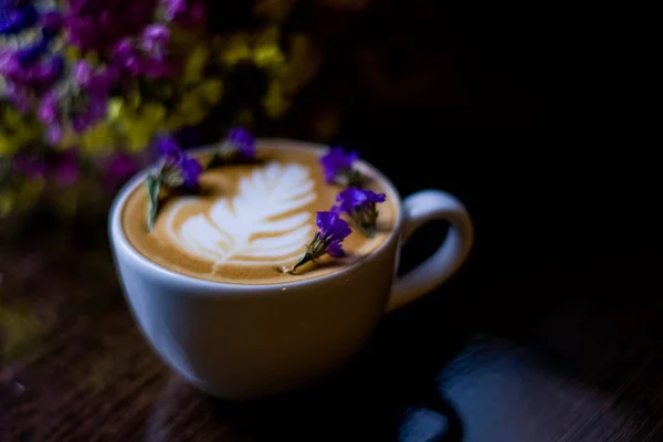 Cangkir Putih Cappuccino Keramik Dengan Seni Latte Dan Sedikit Bunga — Stok Foto