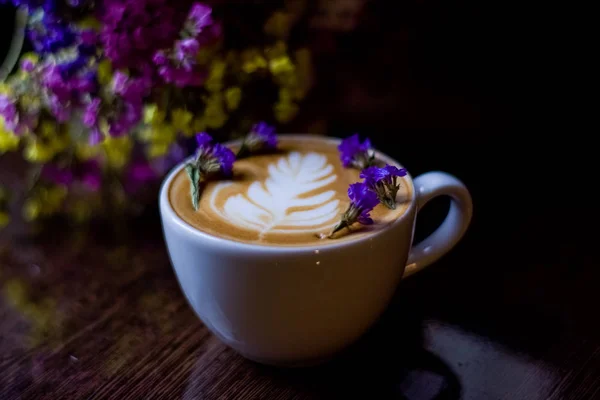 Witte Keramische Kopje Cappuccino Met Latte Kunst Weinig Droge Paarse — Stockfoto