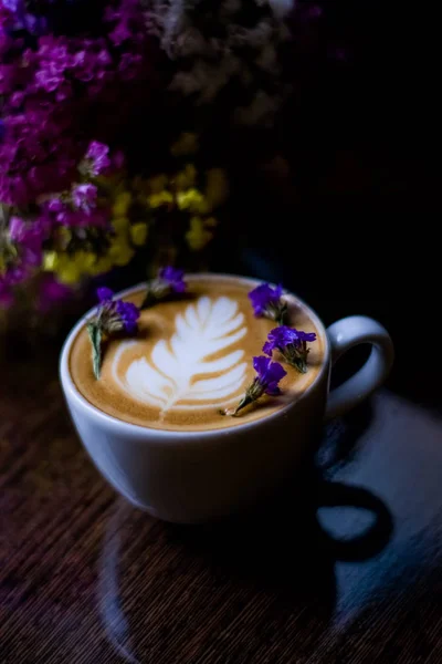 Latte Sanat Biraz Kuru Mor Çiçekler Ile Kapuçino Beyaz Seramik — Stok fotoğraf