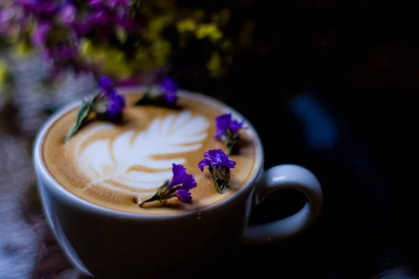 Cangkir Putih Cappuccino Keramik Dengan Seni Latte Dan Sedikit Bunga — Stok Foto