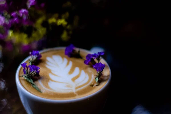 Fehér Kerámia Csésze Cappuccino Latte Art Kis Száraz Lila Virágok — Stock Fotó