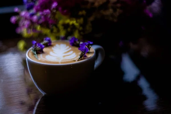 Cangkir Putih Cappuccino Keramik Dengan Seni Latte Dan Sedikit Bunga — Stok Foto