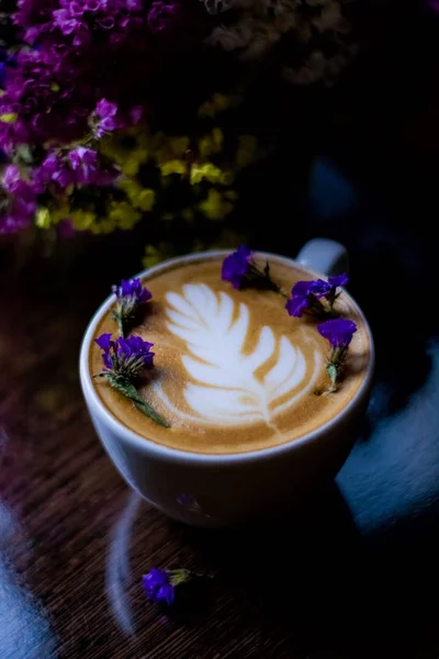 Cangkir Putih Cappuccino Keramik Dengan Seni Latte Dan Sedikit Bunga — Stok Foto