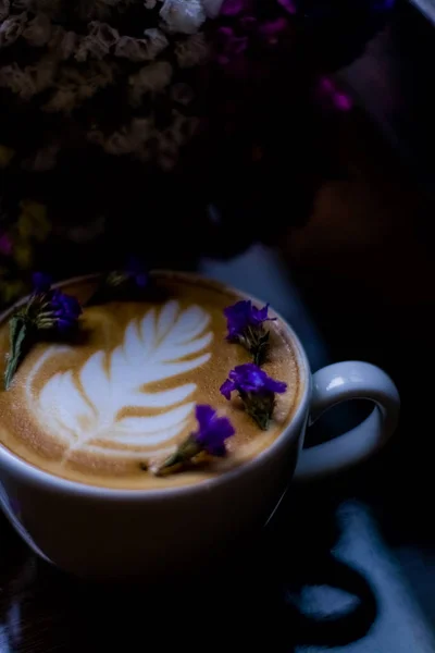 White Ceramic Cup Cappuccino Latte Art Little Dry Purple Flowers — Stock Photo, Image