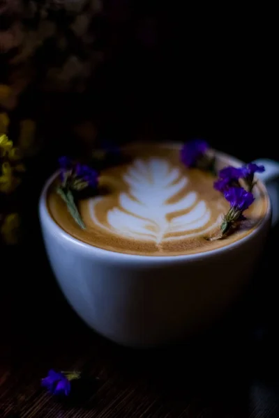 Fehér Kerámia Csésze Cappuccino Latte Art Kis Száraz Lila Virágok — Stock Fotó