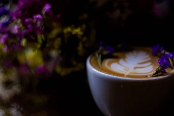 Weiße Keramiktasse Cappuccino Mit Latte Art Und Kleinen Trockenen Und — Stockfoto