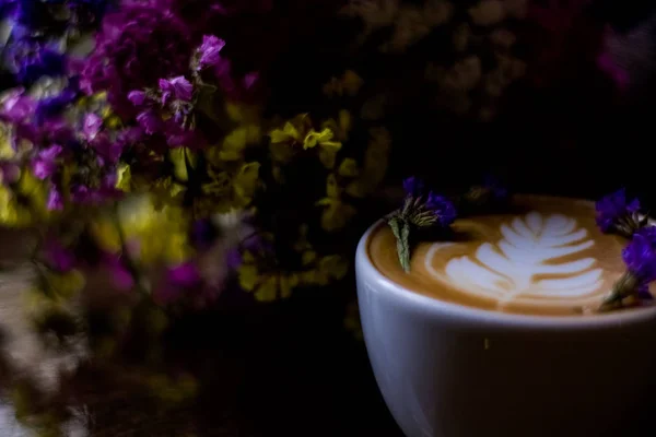 Latte Sanat Biraz Kuru Mor Çiçekler Ile Kapuçino Beyaz Seramik — Stok fotoğraf