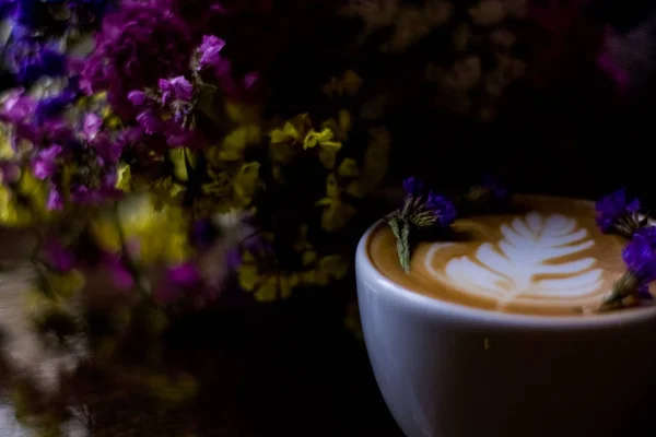 Taça Cerâmica Branca Cappuccino Com Arte Latte Pequenas Flores Secas — Fotografia de Stock