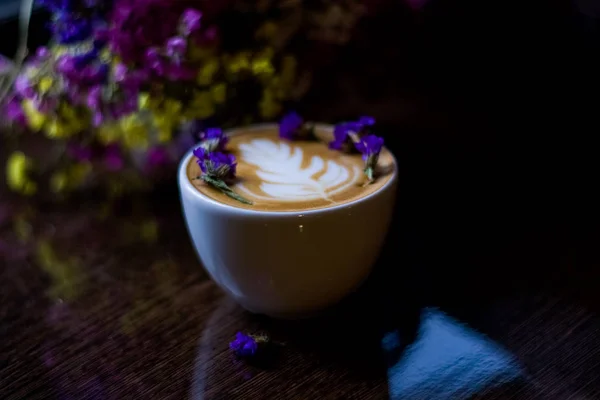 Taça Cerâmica Branca Cappuccino Com Arte Latte Pequenas Flores Secas — Fotografia de Stock