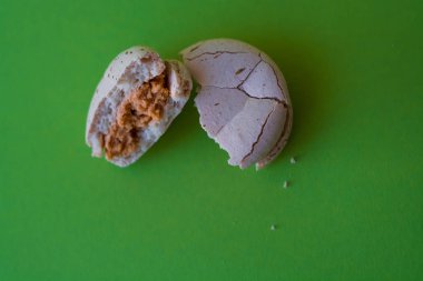 Bir ton yeşil arka plan üzerinde bir kırık makarna zevkle tuzlu karamel. Fransız tatlısı. Tatlı.