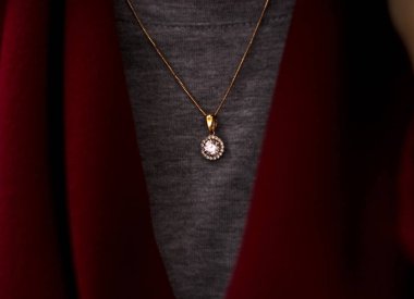 Manikürlü ve güzel mücevherli genç kadın elleri.