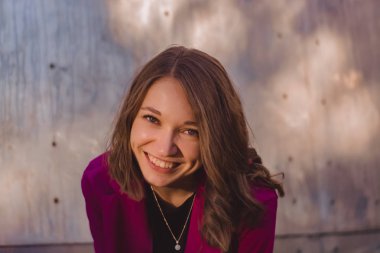 Parlak takım elbiseli, şık giyinmiş bir kız şehirde dolaşıp eğleniyor. Biçim.