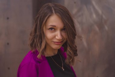 Parlak takım elbiseli, şık giyinmiş bir kız şehirde dolaşıp eğleniyor. Biçim.