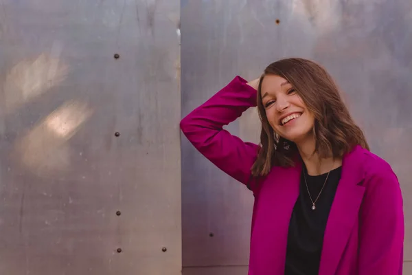 Una Chica Ciruela Moda Traje Brillante Pasea Por Ciudad Divierte —  Fotos de Stock