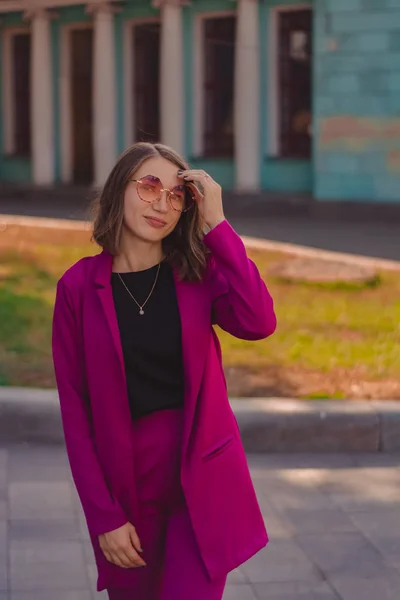 Una Chica Ciruela Moda Traje Brillante Pasea Por Ciudad Divierte — Foto de Stock