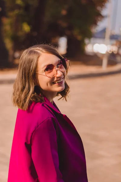 Una Chica Ciruela Moda Traje Brillante Pasea Por Ciudad Divierte —  Fotos de Stock