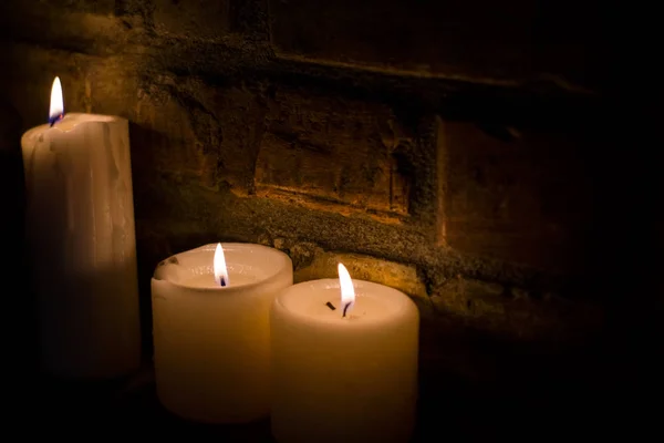 Achtergrond Textuur Van Grote Witte Brandende Kaarsen Donkere Kamer Buurt — Stockfoto