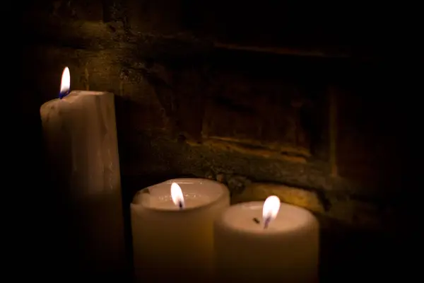 Achtergrond Textuur Van Grote Witte Brandende Kaarsen Donkere Kamer Buurt — Stockfoto