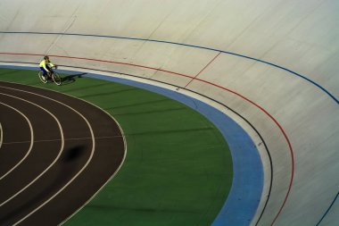 Modern, büyük, çok renkli stadyum ve sporcular için bisiklet pisti. Bisikletler var. Aktif dinlenme. Spor..