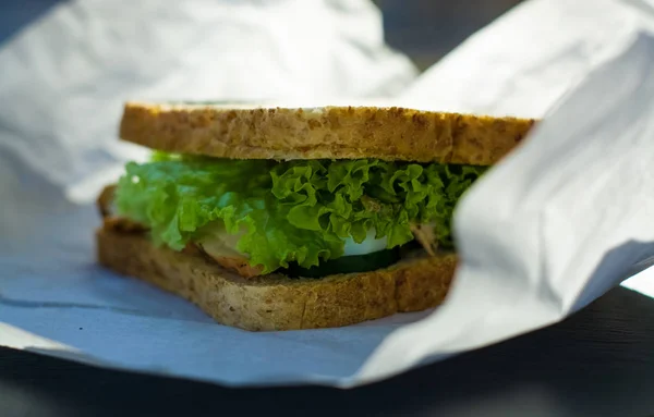 三明治白面包与蔬菜 卷心菜 火鸡肉和酱汁在白色牛皮纸袋 — 图库照片