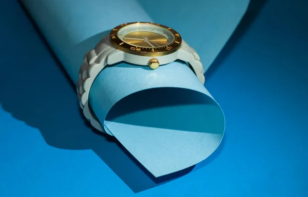 Náramkové Hodinky Silikonovým Řemínkem Zlatým Orlojem Modrém Pozadí Stylový Moderní — Stock fotografie