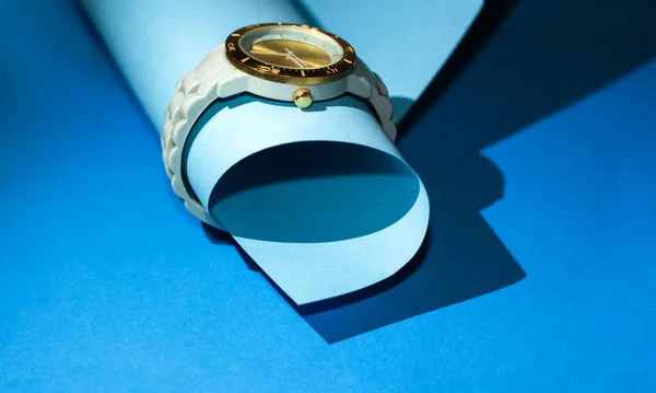 Armbanduhr Mit Silikonarmband Und Goldenem Zifferblatt Auf Blauem Hintergrund Stilvoll — Stockfoto