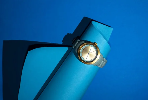 Relógio Pulso Com Pulseira Silicone Relógio Ouro Fundo Azul Elegante — Fotografia de Stock