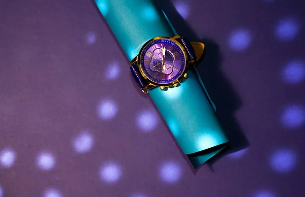 Stilvolle Armbanduhr Mit Blauem Lederarmband Und Goldenem Zifferblatt Mit Highlights — Stockfoto
