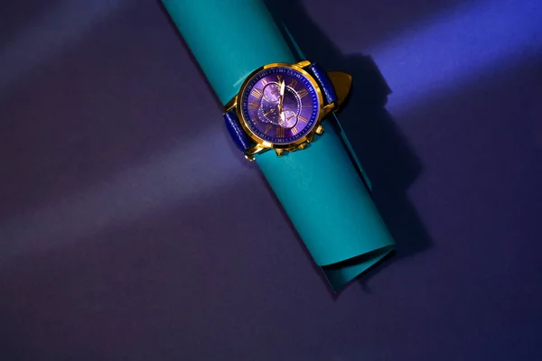 Armbanduhr Stilvolle Klassische Uhr Mit Lederarmband Goldenem Zifferblatt Und Schatten — Stockfoto