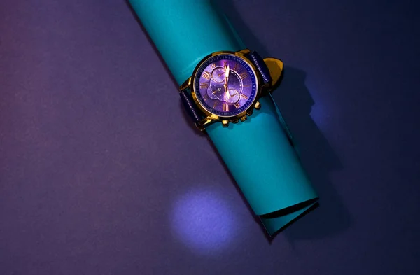 Stilvolle Armbanduhr Mit Blauem Lederarmband Und Goldenem Zifferblatt Mit Highlights — Stockfoto