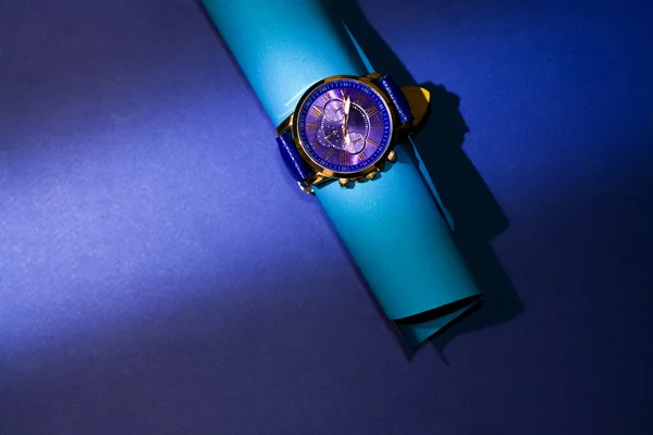 Snygg Armbandsur Med Blå Läderrem Och Guld Klocka Ansikte Med — Stockfoto