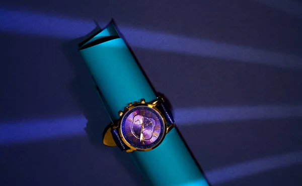 Elegante Reloj Pulsera Con Correa Cuero Azul Esfera Reloj Oro — Foto de Stock