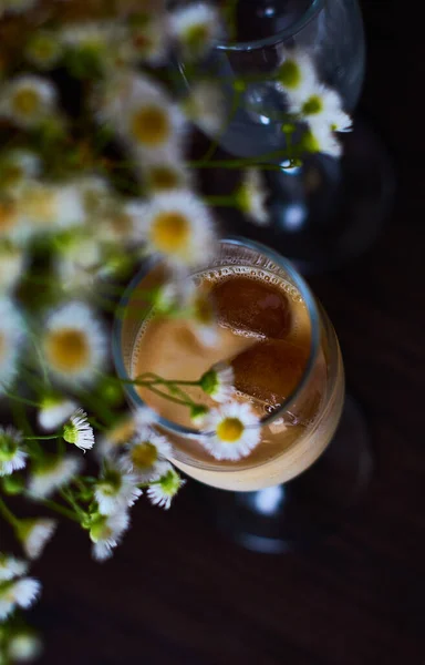 Koude Latte Koffie Met Melk Ijs Mooi Glas Donkere Achtergrond — Stockfoto