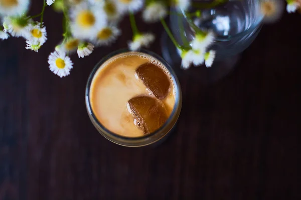 Κρύο Latte Καφέ Γάλα Και Πάγο Όμορφο Ποτήρι Σκούρο Φόντο — Φωτογραφία Αρχείου