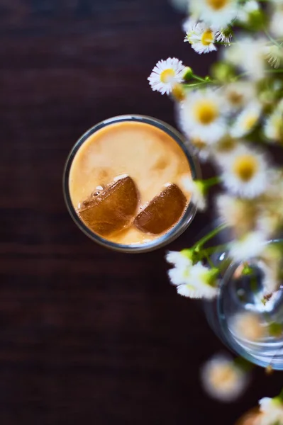Soğuk Latte Sütlü Kahve Buzlu Güzel Bardakta Koyu Arka Planda — Stok fotoğraf