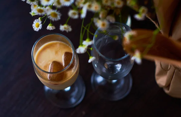 Κρύο Latte Καφέ Γάλα Και Πάγο Όμορφο Ποτήρι Σκούρο Φόντο — Φωτογραφία Αρχείου