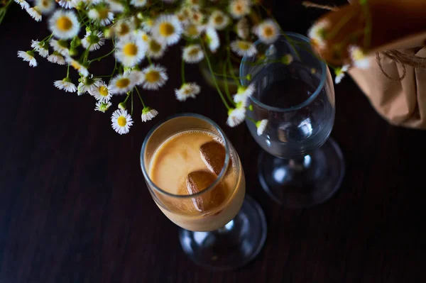 Κρύο Latte Καφέ Γάλα Και Πάγο Όμορφο Ποτήρι Σκούρο Φόντο — Φωτογραφία Αρχείου