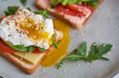 Haşlanmış yumurtadan oluşan sağlıklı ve güzel bir kahvaltı. Benedict, avokado taze sebzeler, domates ve incir. Siyah ve koyu kahveyle karpuzlu tost..