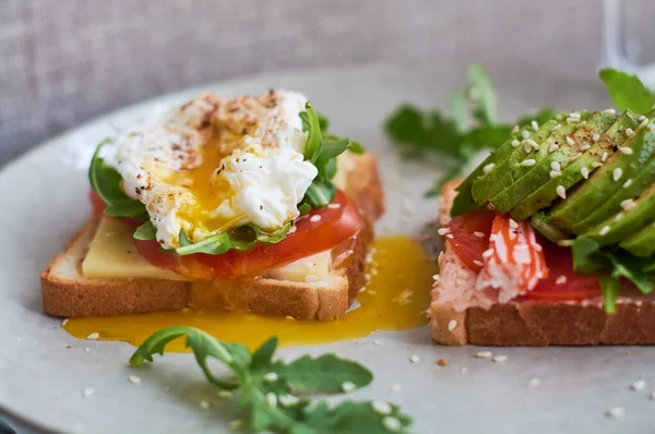 Haşlanmış Yumurtadan Oluşan Sağlıklı Güzel Bir Kahvaltı Benedict Avokado Taze Telifsiz Stok Imajlar