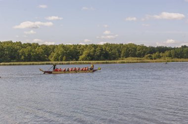 Yaz, nehir, kano, orman ve bulutlu mavi gökyüzü
